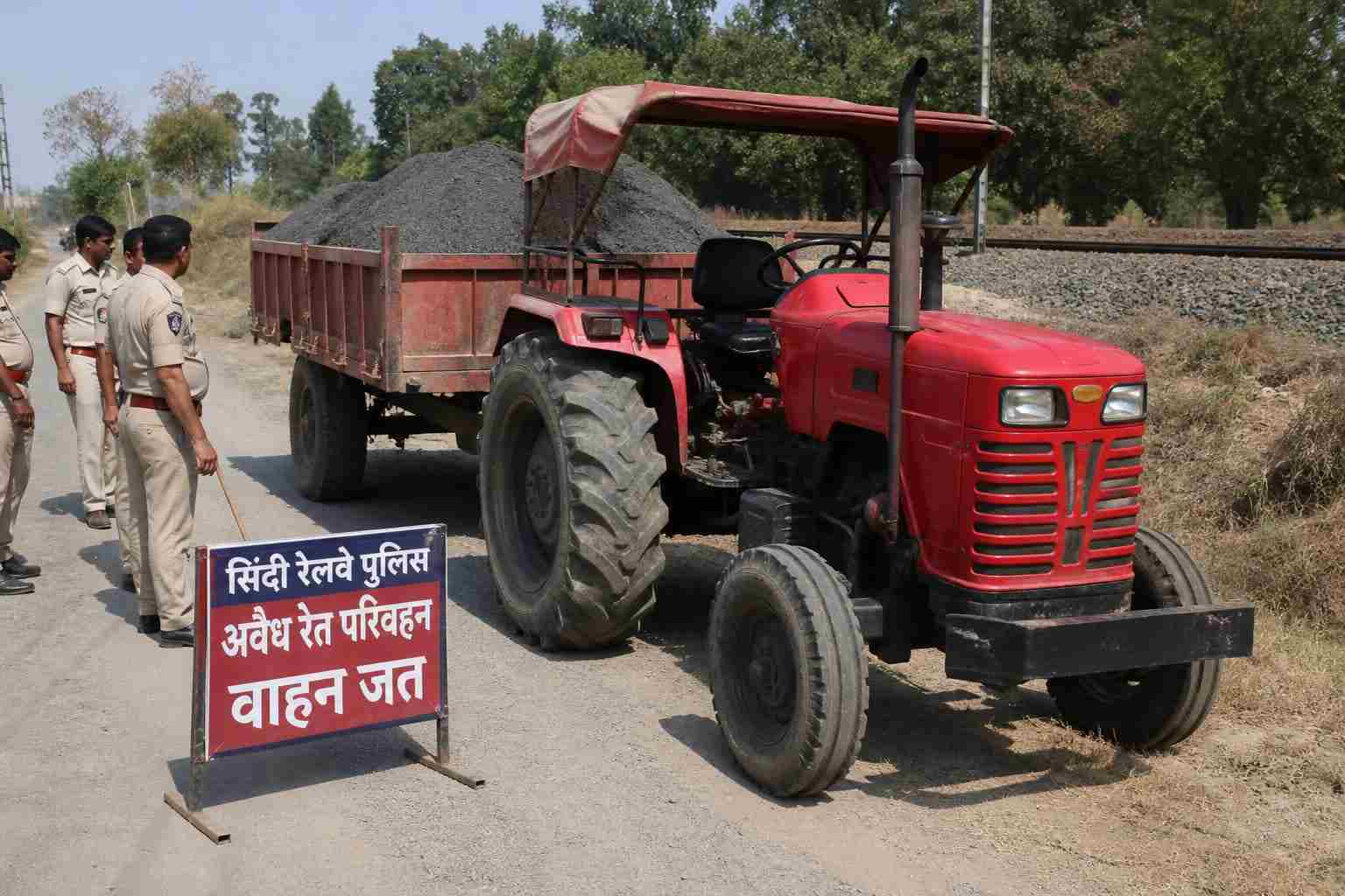 बिनानंबर ट्रॅक्टर-ट्रॉलीतून अवैध वाळू वाहतूक; चालक फरार, ६.०६ लाखांचा मुद्देमाल जप्त